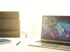 Na czym polega akcja - laptop z wykresami na biurku