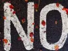 Odmowa awansu - napis "NO" na ulicy