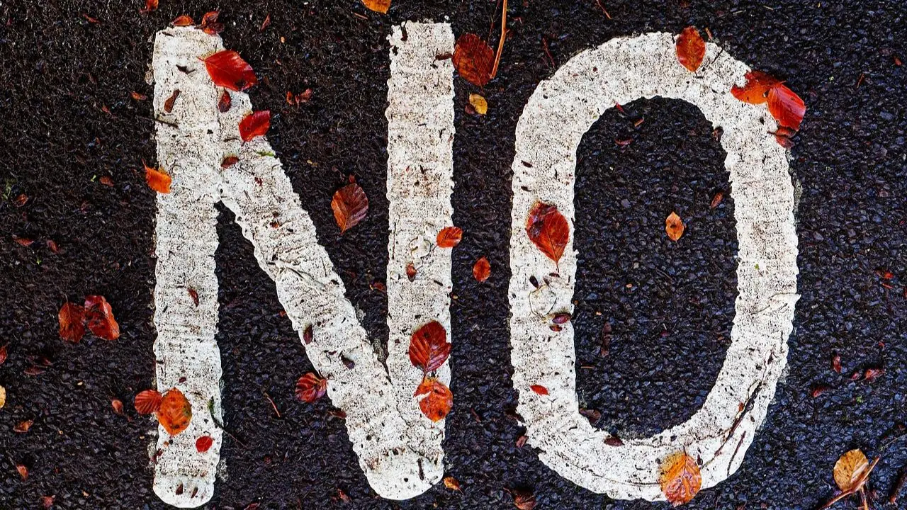 Odmowa awansu - napis "NO" na ulicy