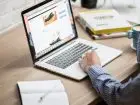 Mężczyzna przeglądający stronę internetową na laptopie