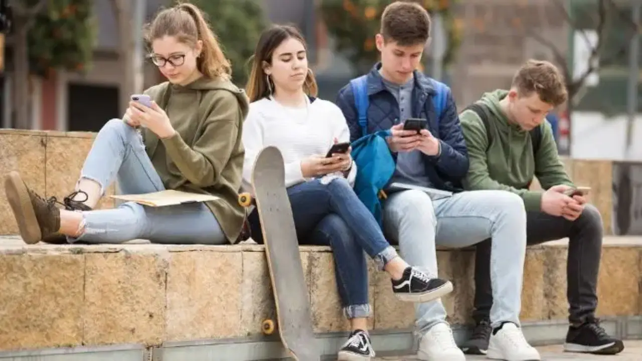 Grupa młodych osób siedząca na schodach
