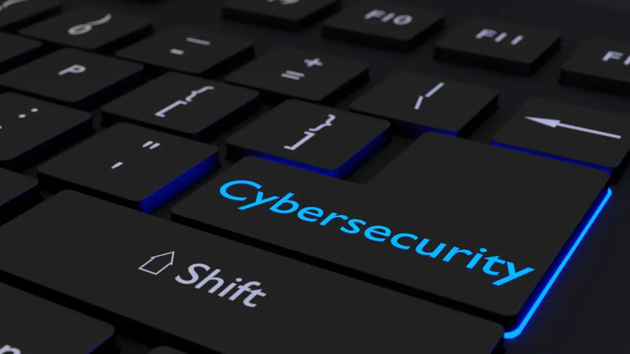 Napis cybersecurity na klawiszu