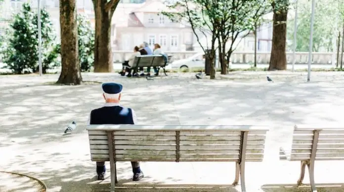 13. i 14. emerytura - rezygnacja - senior siedzący na ławce w parku