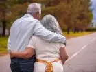 14 emerytura na stałe - para emerytów na drodze