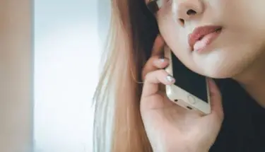 Kobieta z telefonem przy uchu