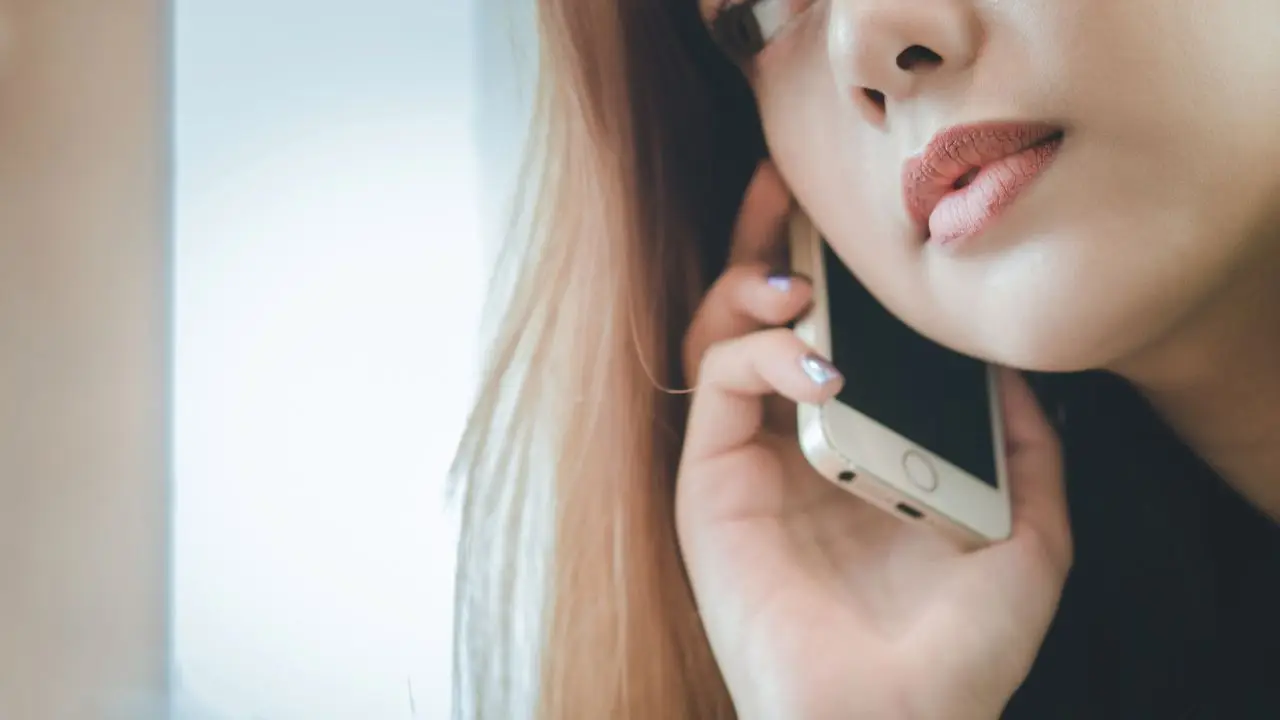 Kobieta z telefonem przy uchu