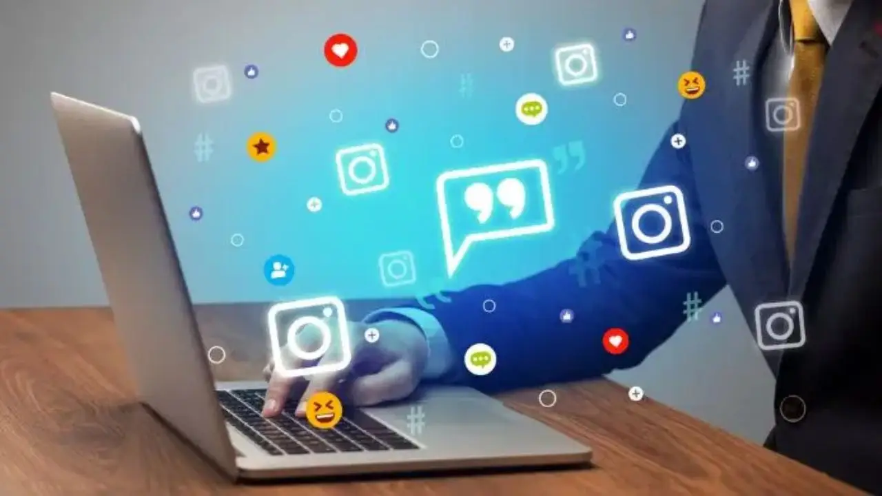 Obsługa social media w firmie - mężczyzna obsługujący laptop