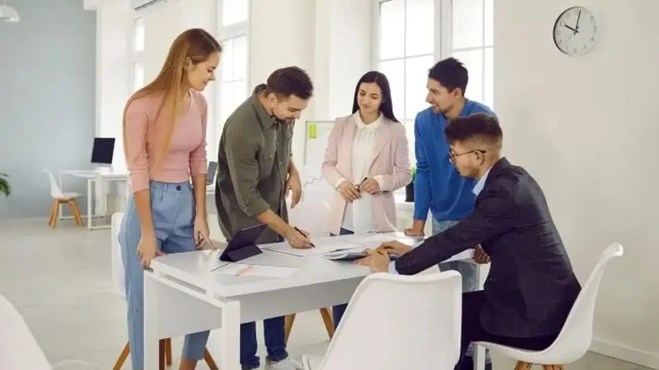 Współpraca wielu osób przy stole