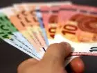 Niemiecka emerytura - pieniądze w walucie euro w dłoni