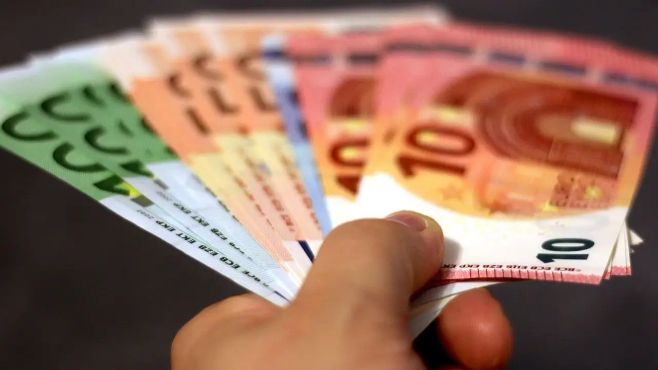 Niemiecka emerytura - pieniądze w walucie euro w dłoni