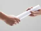 Praca w Biedronce - zarządzanie zmianą - zdjęcie ukazujące dwie dłonie przekazujące pałeczkę sztafetową