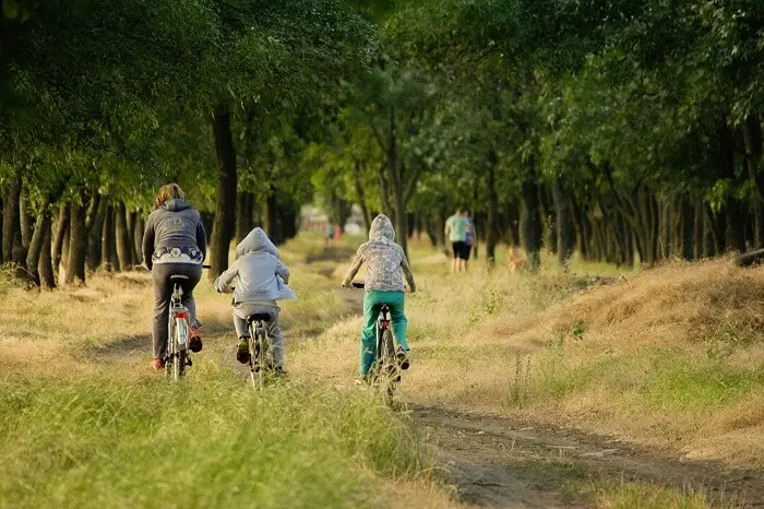 Bon turystyczny 2023 - rodzina na rowerach