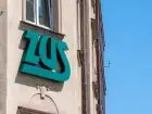 Spór zbiorowy w ZUS - logo ZUS na budynku