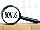 Zarobki i premie w TVP - lupa skierowana na napis "bonus"