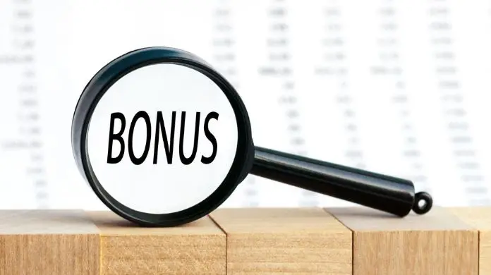 Zarobki i premie w TVP - lupa skierowana na napis "bonus"