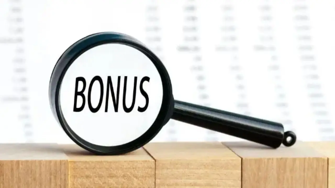 Zarobki i premie w TVP - lupa skierowana na napis "bonus"