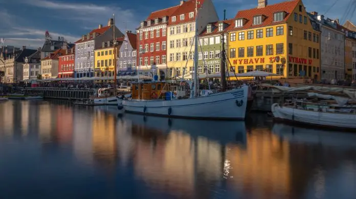 Duńczycy w pracy - kolorowe budownictwo Danii