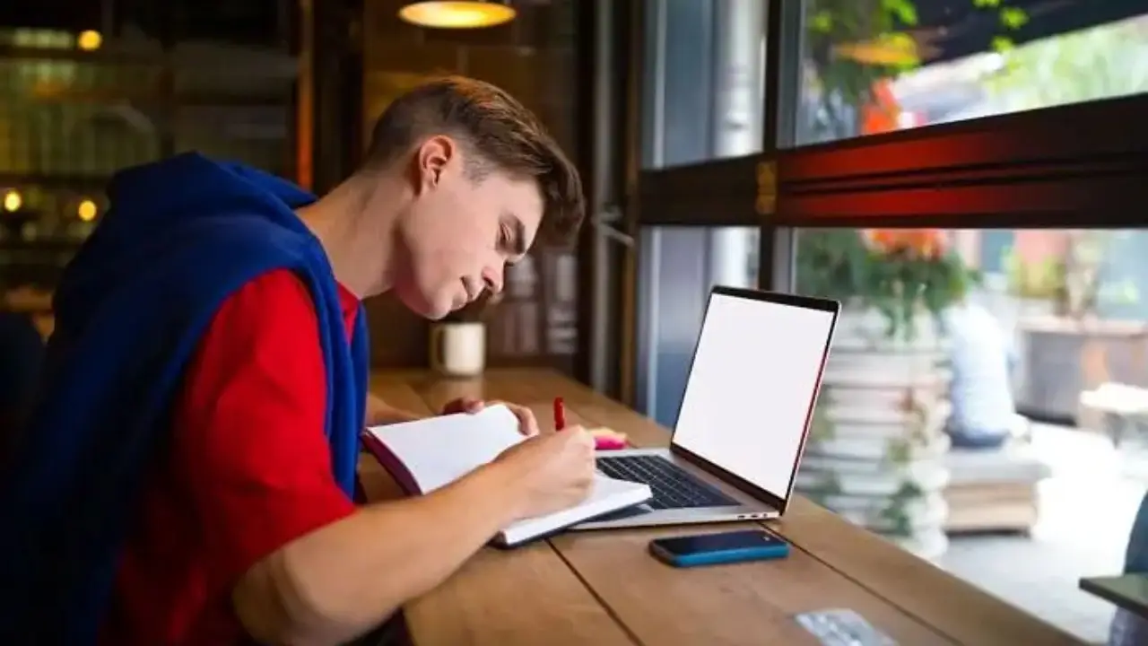 Copywriter przy biurku