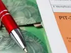 Kwota wolna od podatku 2024 - zdjęcie rpzedstawiające fragment formularza PIT i banknoty