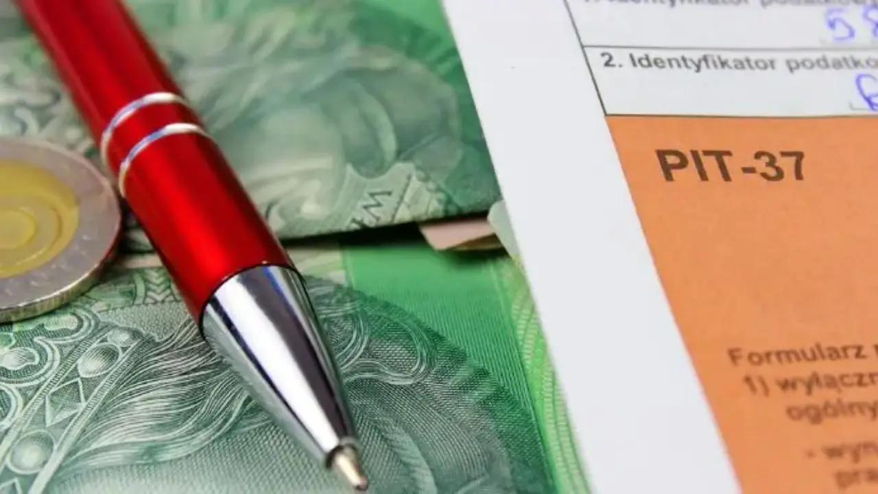 Kwota wolna od podatku 2024 - zdjęcie rpzedstawiające fragment formularza PIT i banknoty