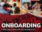 Oboarding pracowników a onboarding klientów - grafika ze zdjęciami pracowników siedzących przy wspólnym stole