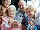 Podwyższenie wieku emerytalnego - seniorzy przeglądający treści w telefonie