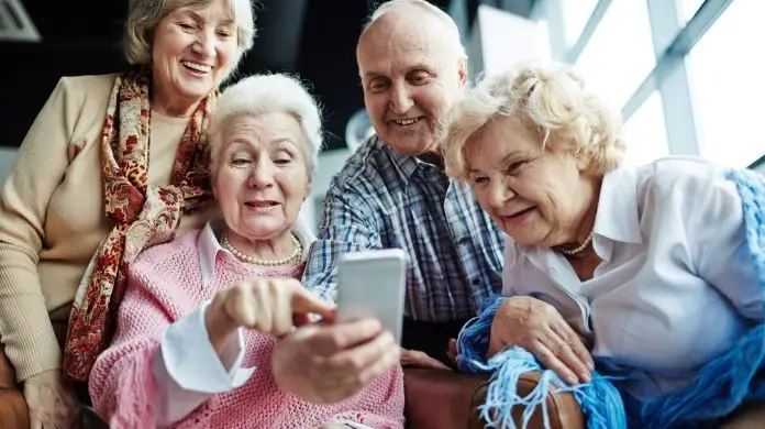Podwyższenie wieku emerytalnego - seniorzy przeglądający treści w telefonie