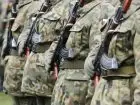 Wojsko Polskie - praca - zarobki - żołnierze stojący z karabinami