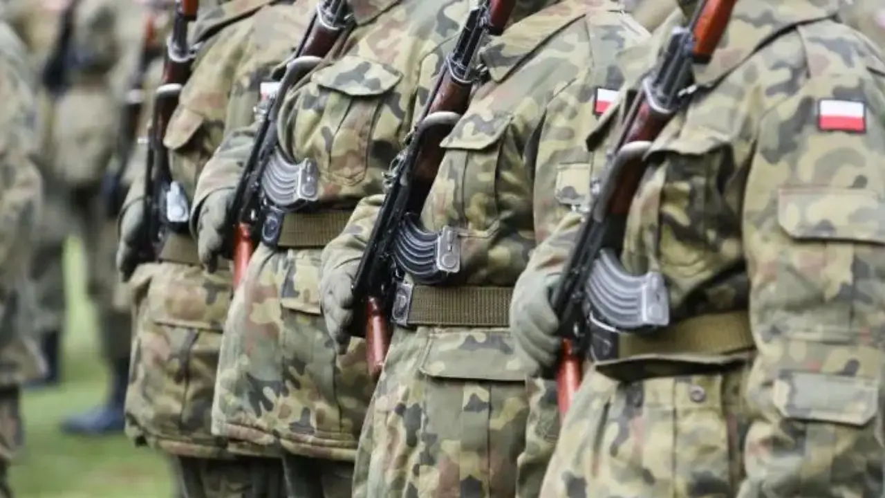 Wojsko Polskie - praca - zarobki - żołnierze stojący z karabinami