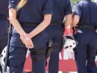 Mobbing w policji - symboliczne zdjęcie przedstawiające policjantkę na służbie podczas protestu ulicznego