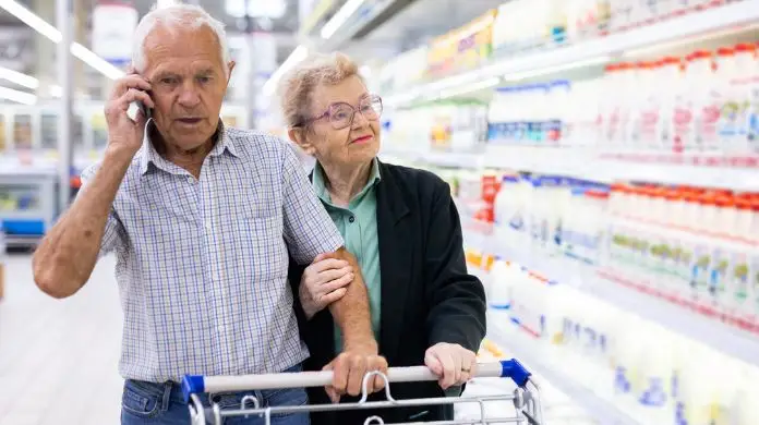 Starsze pokolenie - trendy w branży handlowej - zdjęcie przedstawiające parę seniorów na zakupach
