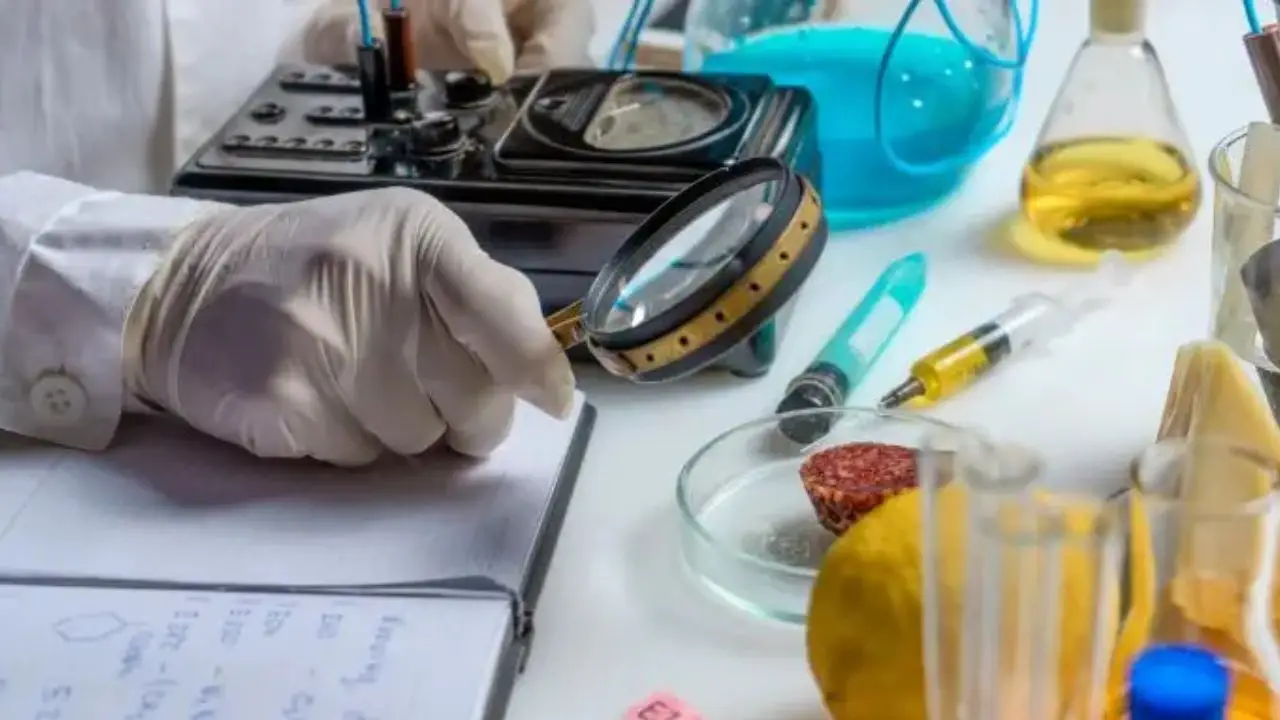 biologia sądowa - co robić po studiach - pracownik dokonujący pomiarów w laboratorium