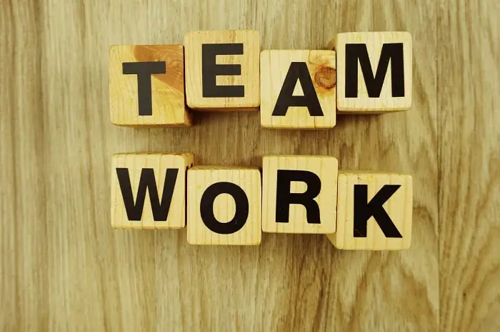 Współpraca - drewniane klocki z literkami ułożonymi w napis team work