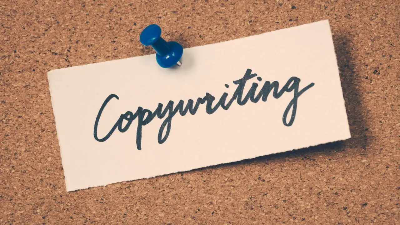 Copywriting - napis na tablicy korkowej