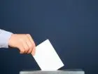 Wybory 2023 a L4 - dłoń wrzucająca kartę do urny