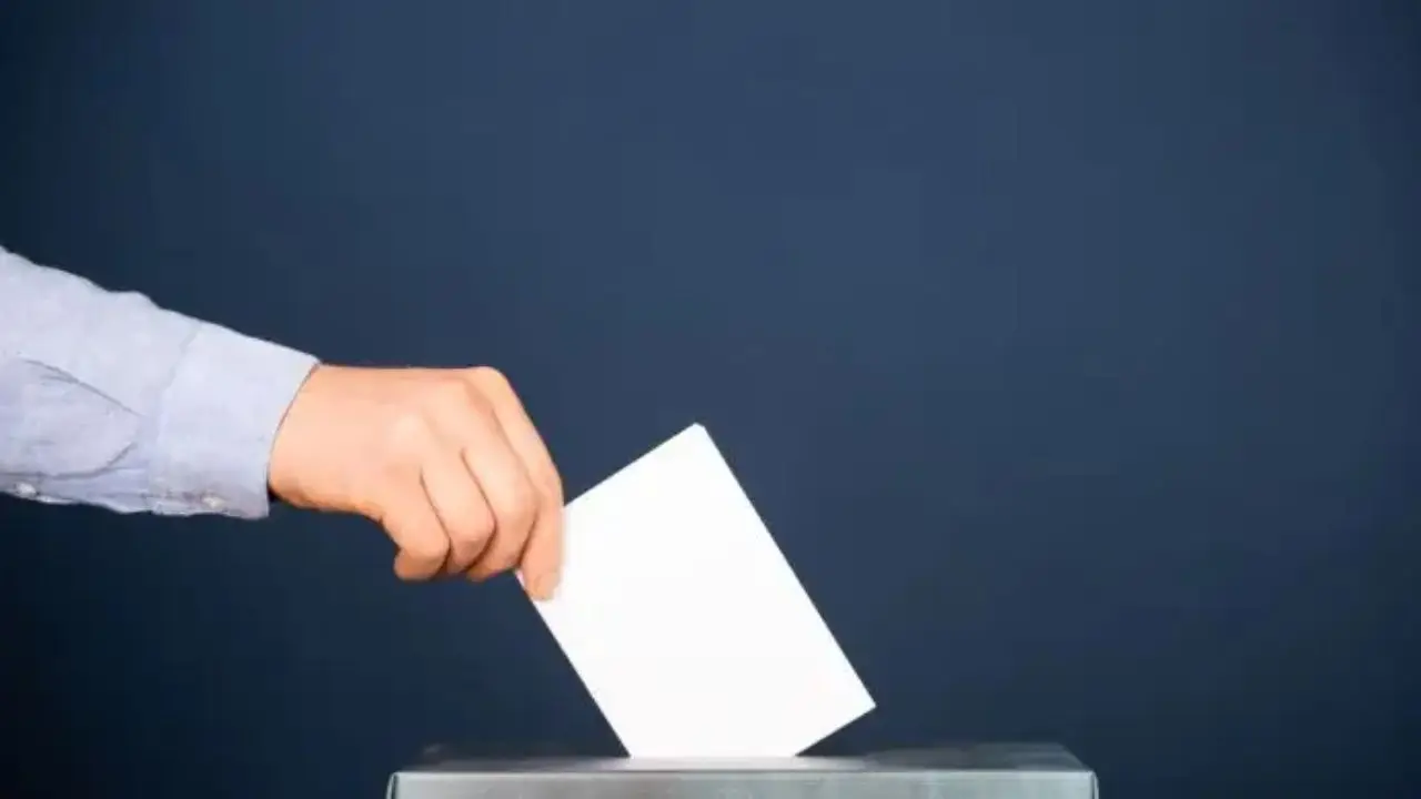 Wybory 2023 a L4 - dłoń wrzucająca kartę do urny