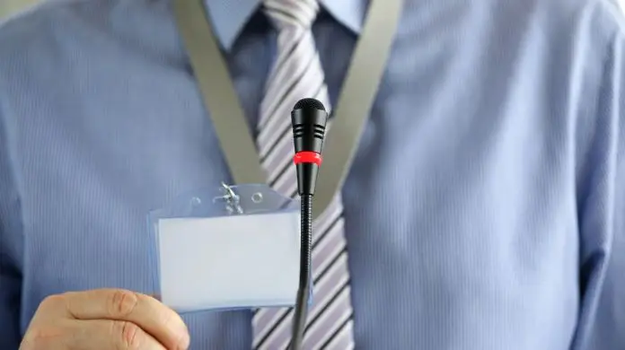 Mobbing w RMF FM - symboliczne zdjęcie przedstawiające pracownika mówiącego do mikrofonu