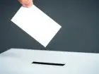 wybory 2023 a rynek pracy - obraz przedstawia kartę wyborczą i urnę