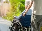 1000 zł dodatku dla pracowników społecznych - opiekun prowadzący wózek ze starszą panią