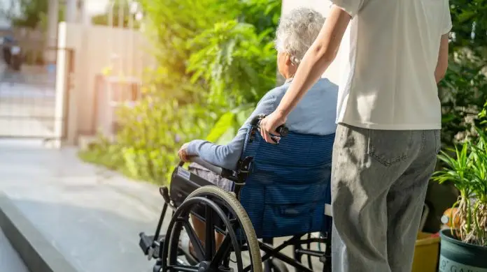 1000 zł dodatku dla pracowników społecznych - opiekun prowadzący wózek ze starszą panią
