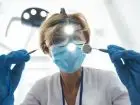 Ile arabia dentysta - dentystka w trakcie pracy