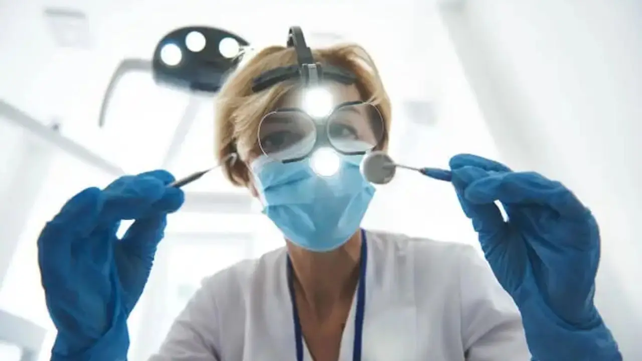 Ile arabia dentysta - dentystka w trakcie pracy
