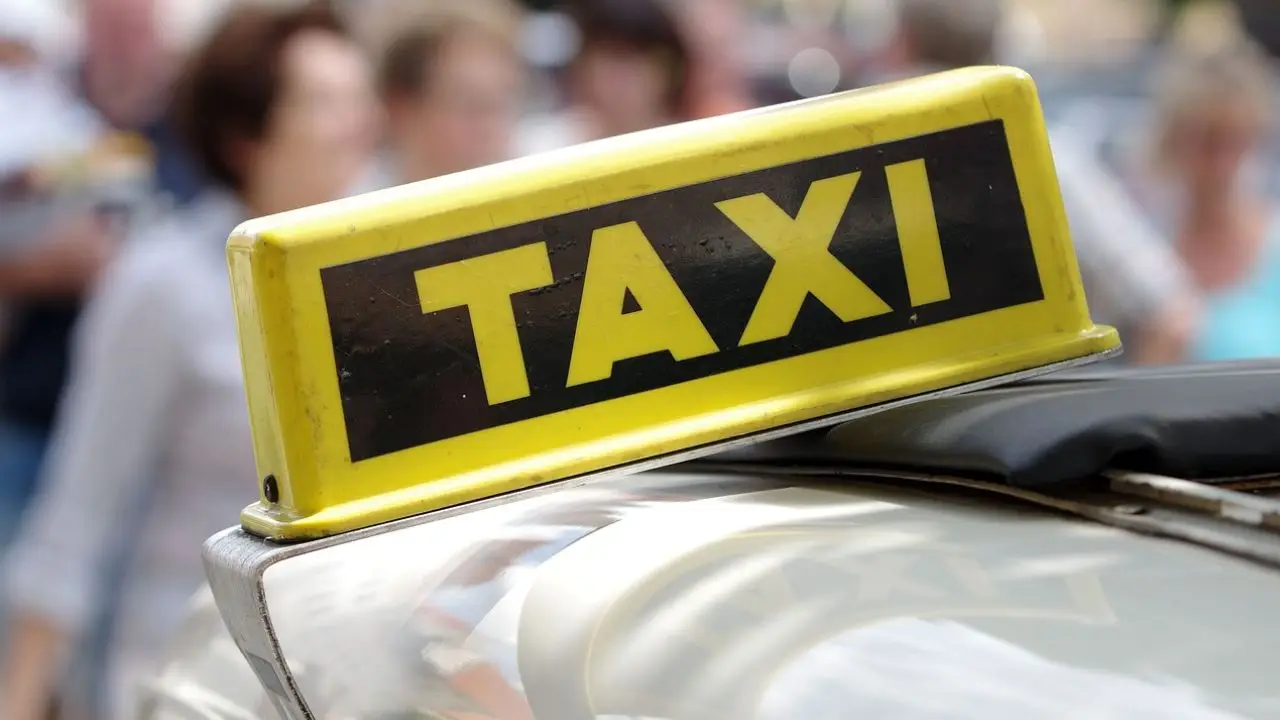 Kryzys taksówkarzy - taxi napis