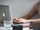 Marka konsumencka a marka pracodawcy - kobieta przy laptopie