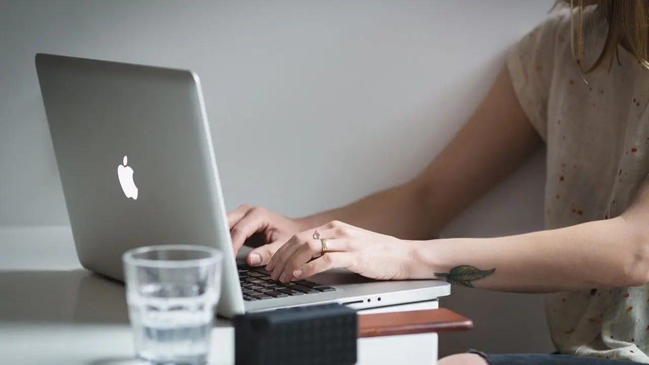 Marka konsumencka a marka pracodawcy - kobieta przy laptopie