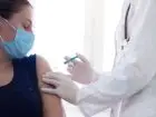 Odszkodowanie za szczepienie przeciw COVID-19 - symboliczne zdjęcie przedstawiające szczepienie kobiety przez lekarza