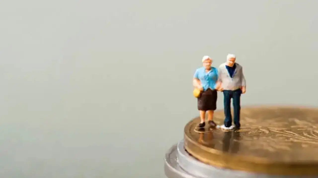 Wiek emerytalny - para figurek emerytów