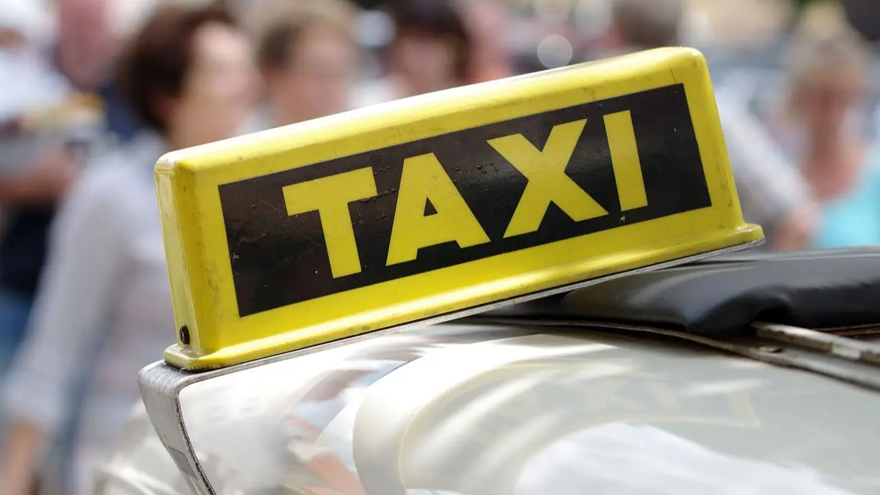 Protest taksówkarzy - znak taxi na pojeździe