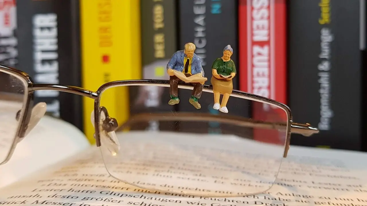 Figurki emerytów na okularach