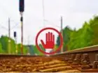 Strajk maszynistów - znak stop na tle torów kolejowych
